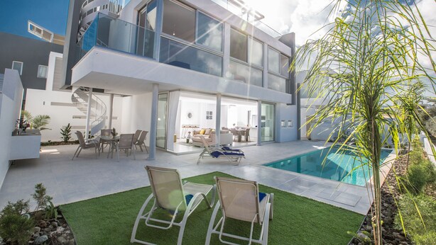 Outdoor pool, sun loungers - Protaras Holiday Villa Bp3 (Protaras)
