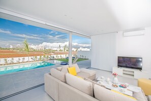 Outdoor pool, sun loungers - Protaras Holiday Villa Bp3 (Protaras)