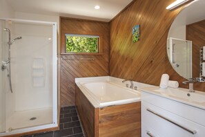Bathtub, hair dryer, towels, toilet paper - Ocean Vista - Nelson Waterfront Holiday Home (Nelson)