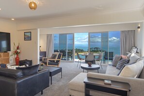 Smart TV, books - Ocean Vista - Nelson Waterfront Holiday Home (Nelson)