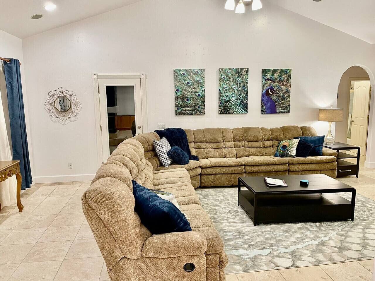 TV, lareira, pebolim, escritórios