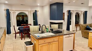 Una cocina compacta con armarios de madera, lavavajillas integrado y encimera de granito.