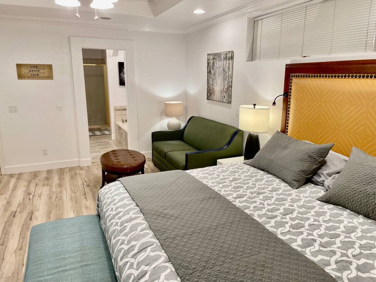 3 bedrooms, desk, iron/ironing board, travel cot