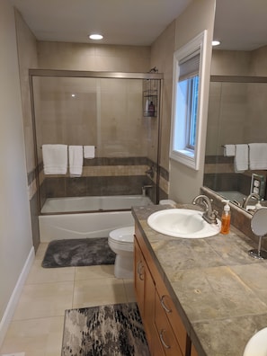 Combined shower/bathtub, hair dryer, towels, soap