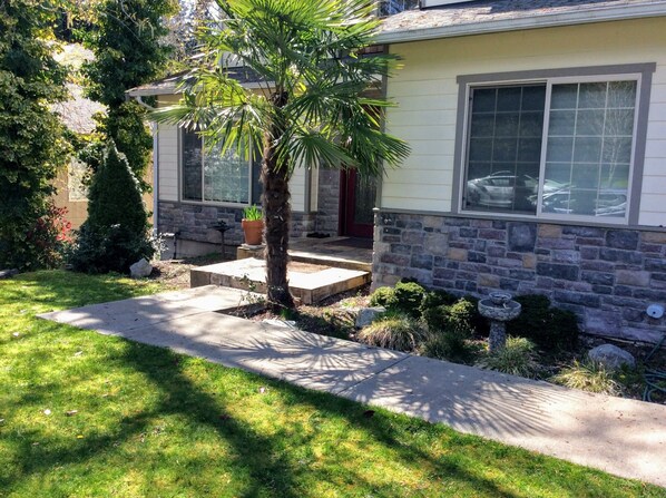 Exterior - Great location - 15 min to Seattle, Bellevue and Renton (Newcastle)