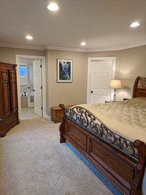 5 bedrooms, iron/ironing board, free WiFi, bed sheets - Great location - 15 min to Seattle, Bellevue and Renton (Newcastle)