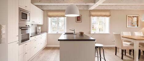 Køleskab, ovn, opvaskemaskine, kaffe-/temaskine