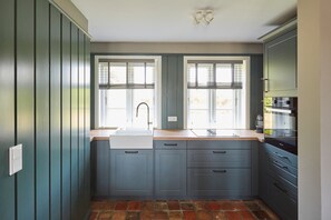 Kühlschrank, Ofen, Geschirrspüler, Wasserkocher mit Kaffee-/Teezubehör