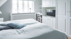 2 habitaciones, caja de seguridad en la habitación y escritorio
