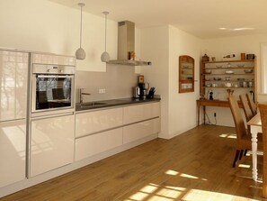 Kühlschrank, Mikrowelle, Ofen, Geschirrspüler