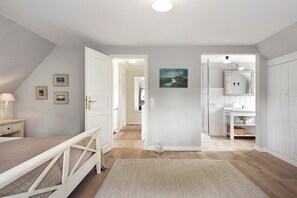 2 bedrooms, in-room safe, desk, WiFi