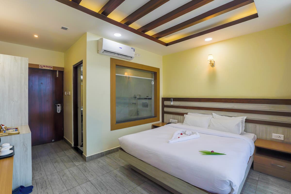 Deluxe Room | Minibar, iron/ironing board, free WiFi, bed sheets