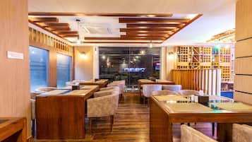 Breakfast, lunch, dinner served; local and international cuisine