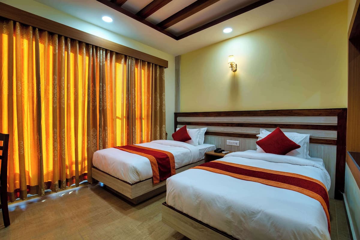 Deluxe Twin Room | Minibar, iron/ironing board, free WiFi, bed sheets