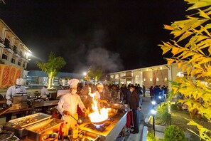 BBQ/picnic area - Chitwan Midtown Hotel (Bharatpur)