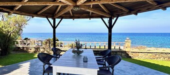 Garden House with Partial Sea View | Private Access to the Beach