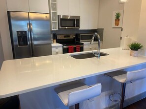 Kühlschrank, Mikrowelle, Ofen, Herdplatte