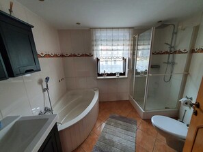 Douche, sèche-cheveux, serviettes fournies, savon