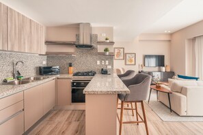 Kjøleskap, mikrobølgeovn, ovn og oppvaskmaskin