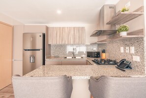 ثلاجة، ميكروويف، فرن، غسالة أطباق