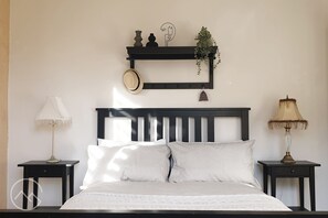 4 habitaciones, escritorio y tabla de planchar con plancha 