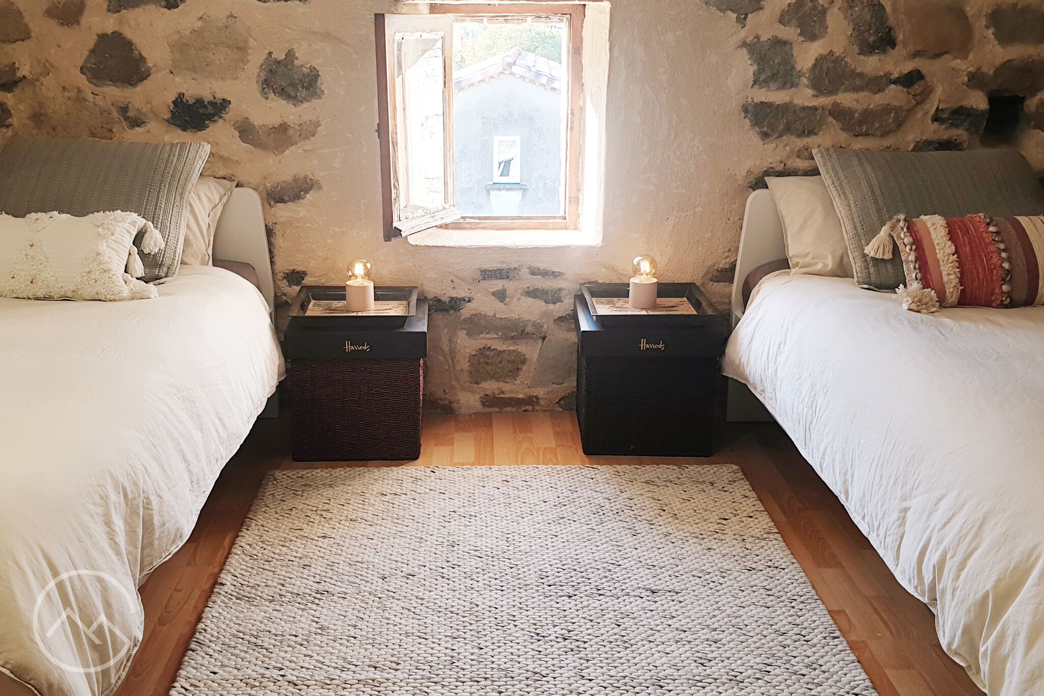 4 bedrooms, desk, iron/ironing board, travel cot