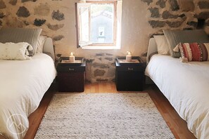 4 Schlafzimmer, Schreibtisch, Bügeleisen/Bügelbrett, Reisekinderbett