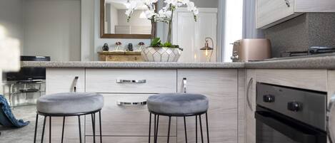 Kjøleskap, mikrobølgeovn, ovn og kokeplater