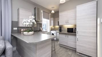 Réfrigérateur, micro-ondes, four, plaque de cuisson