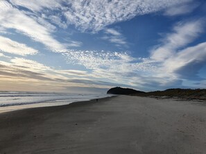 Playa en los alrededores y toallas de playa 