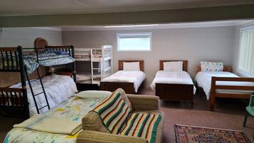 4 bedrooms, iron/ironing board, free WiFi, bed sheets