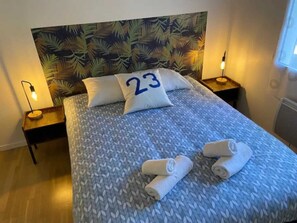 4 habitaciones, tabla de planchar con plancha y cuna de viaje 