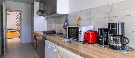 Een koelkast, een microgolfoven, een oven, een vaatwasser