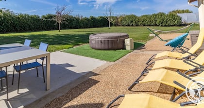 Charming Countryside Retreat with Spa - Near Vineyards and Castles