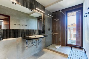 Superior Apartment | Bathroom | Hair dryer, towels, toilet paper - Apartamenty Swinoujscie BalticPark Plaza (Swinoujscie)