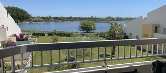 Renovated 1-bedroom apartment with terrace, private parking in Port Camargue