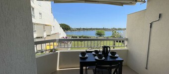 Renovated 1-bedroom apartment with terrace, private parking in Port Camargue