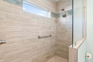 Ensemble douche/baignoire, serviettes fournies, shampoing