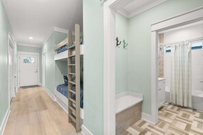 4 bedrooms, iron/ironing board, free WiFi, bed sheets