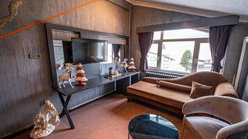 Deluxe-Zimmer | Wohnbereich | LCD-Fernseher, Fußbodenheizung