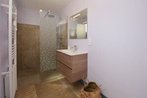 Combined shower/bathtub, hair dryer, towels, soap - ST REMY DE PROVENCE NEARBY (Noves)