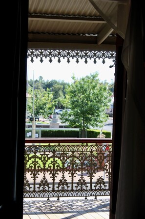 Vista desde un balcón con barandillas de metal decoradas y techo con diseño.
