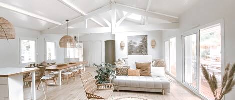 TV, peis, DVD-spiller og bøker