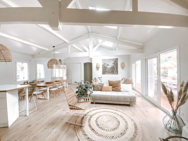 Fernseher, Kamin, DVD-Player, Bücher