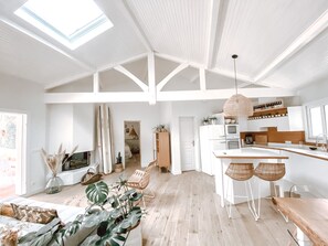 Fernseher, Kamin, DVD-Player, Bücher