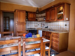 Frigorifero, microonde, forno, piano cottura