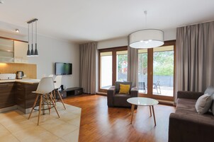 基础公寓 | 起居区 | 42-英寸电视（配备数码频道）