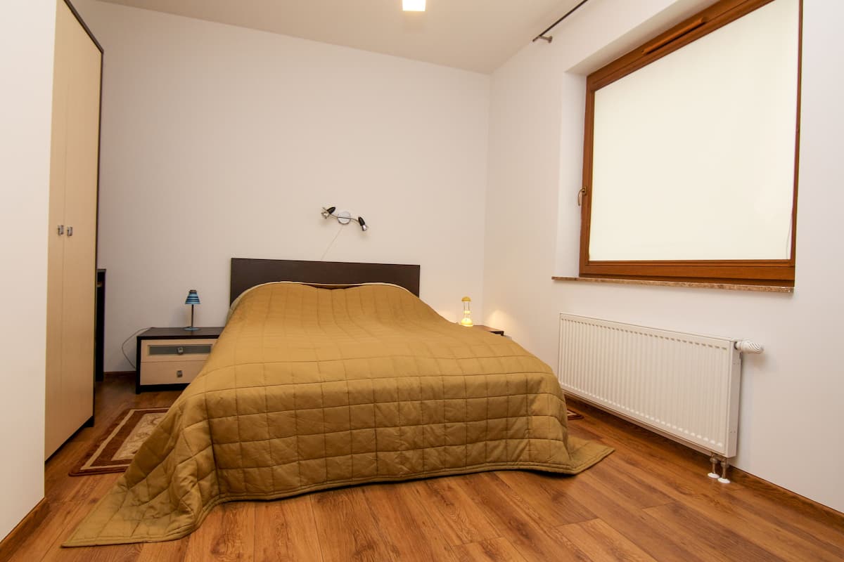 Basic Apartment | 2 bedrooms, iron/ironing board, free WiFi, bed sheets