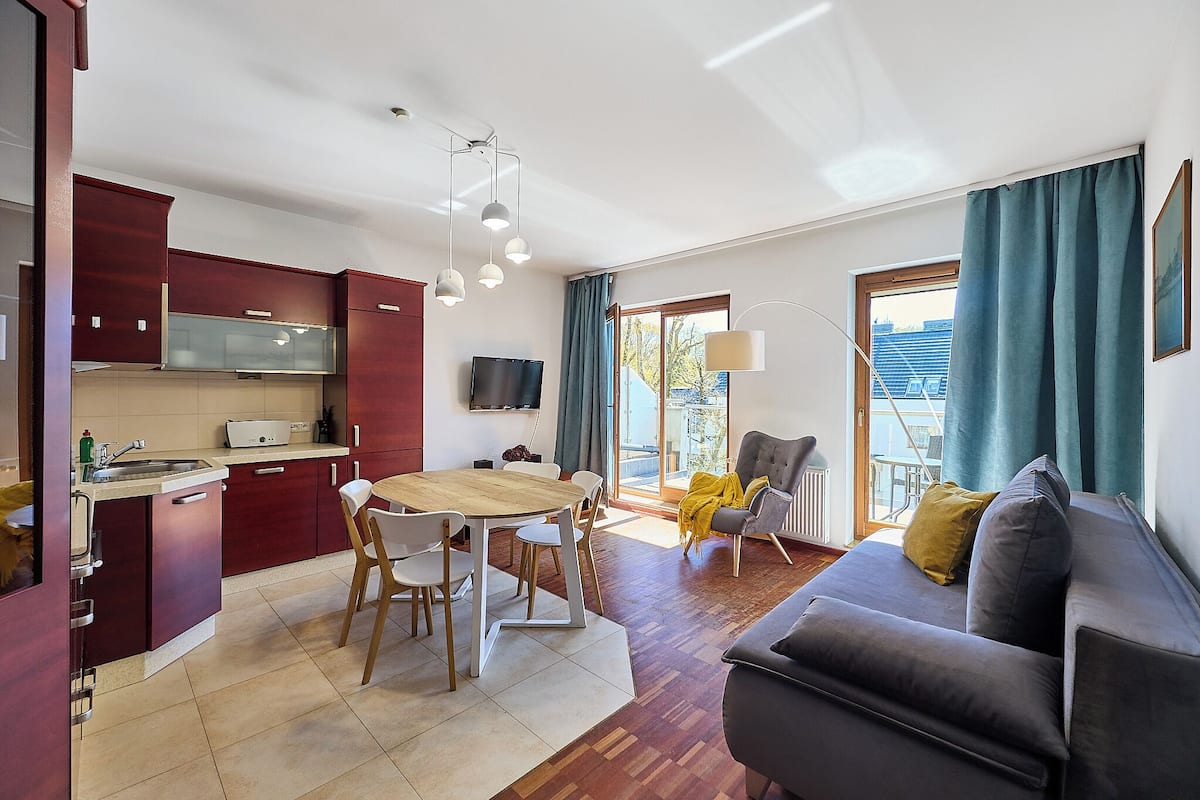 Un apartamento moderno con comedor, cocina y sala de estar.