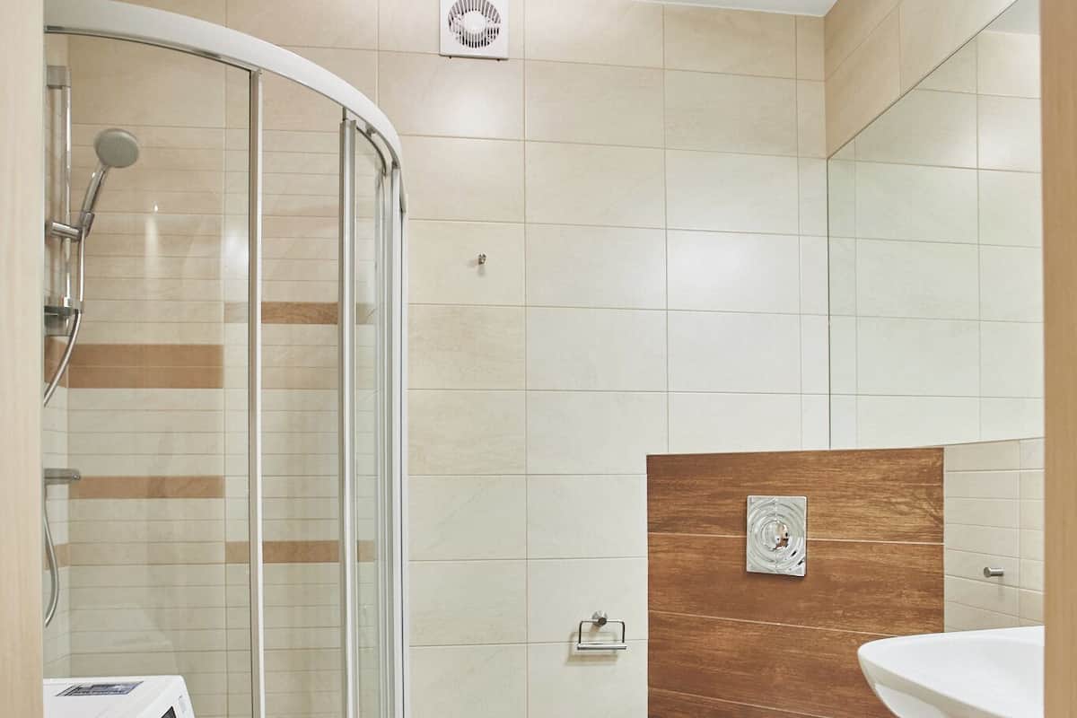 City Apartment | Bathroom | Shower, hair dryer, towels